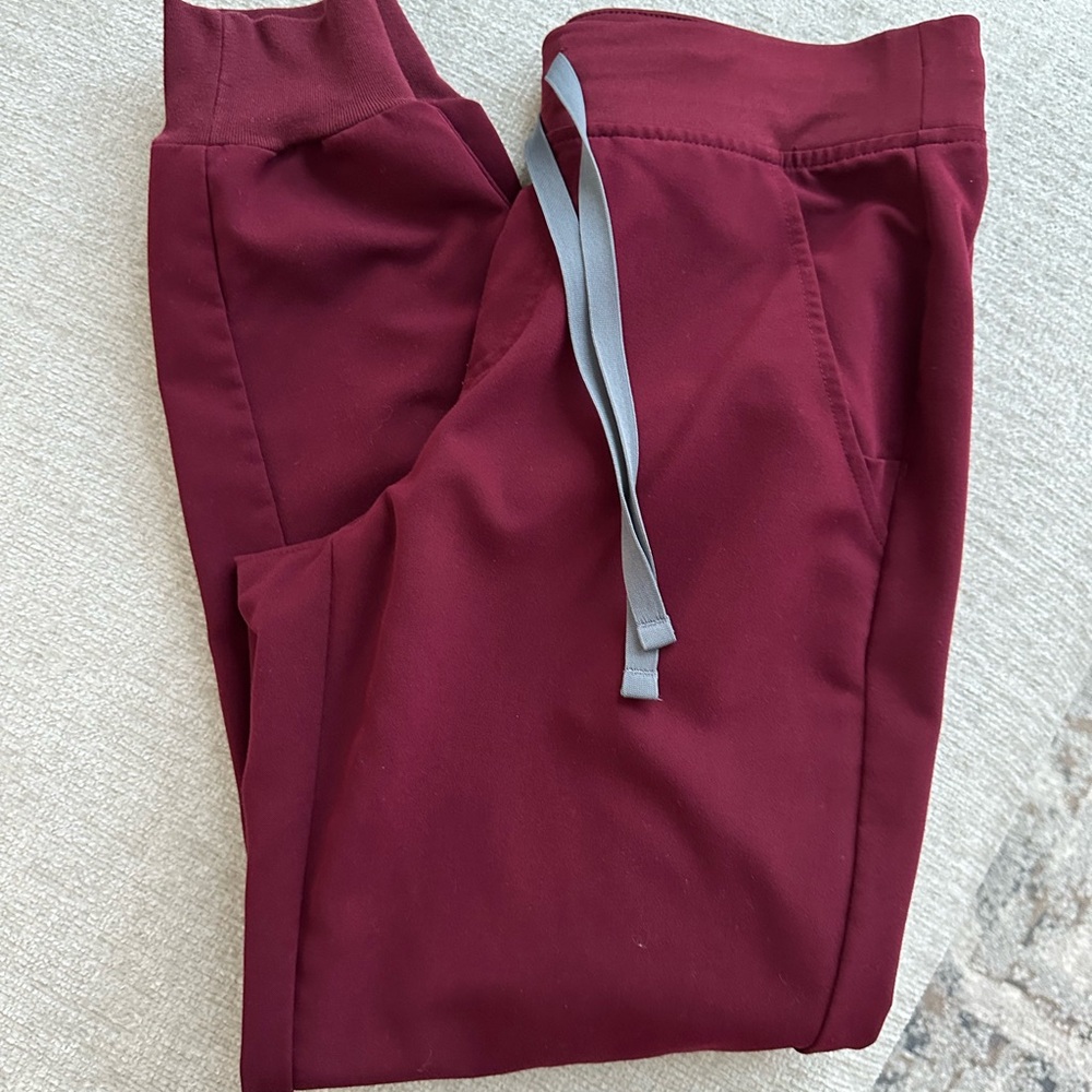 Figs Zamora jogger scrub pant and Catarina one pocket scrub top
